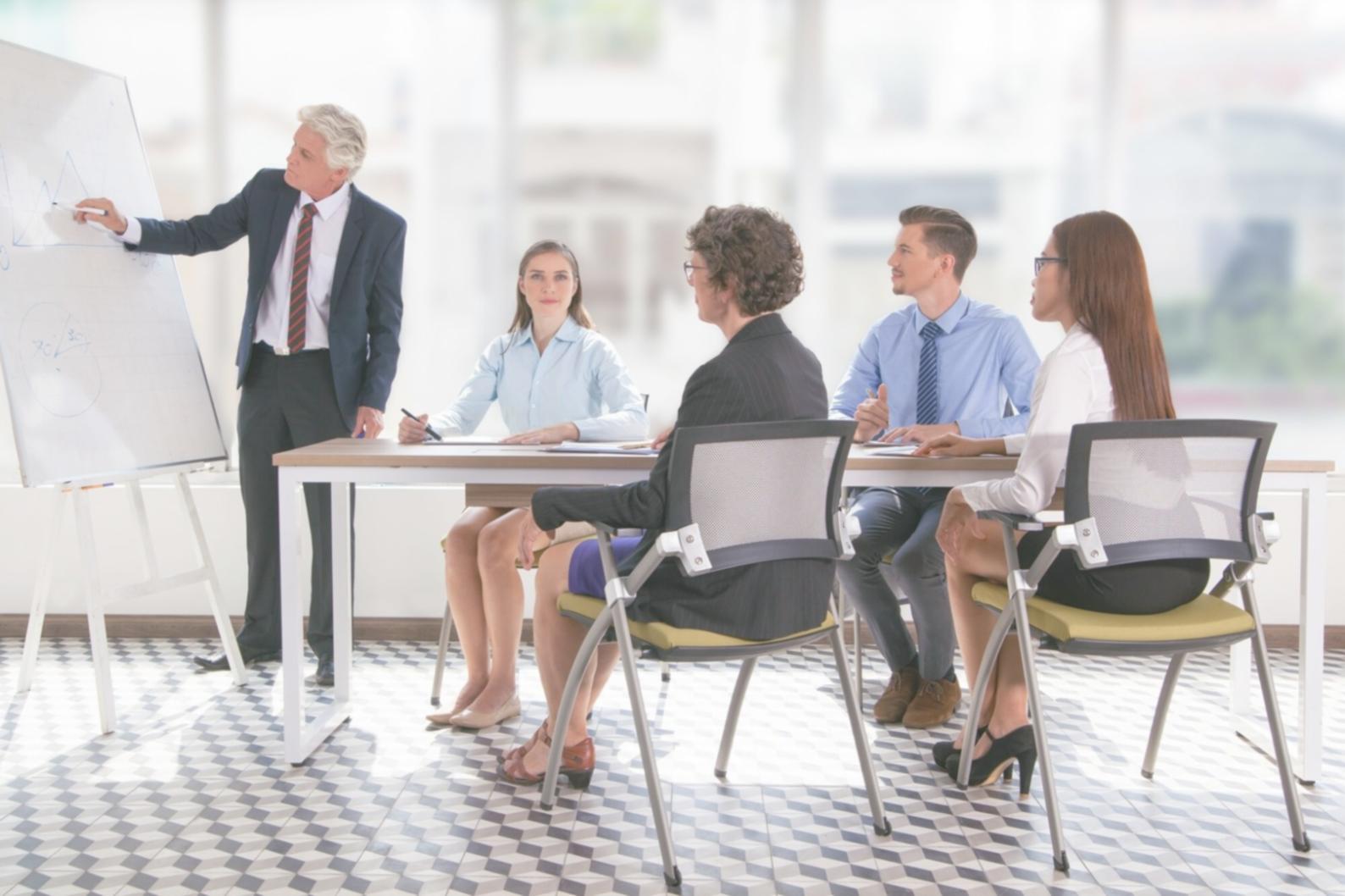 Equipo empresarial participando en sesión de formación financiera especializada